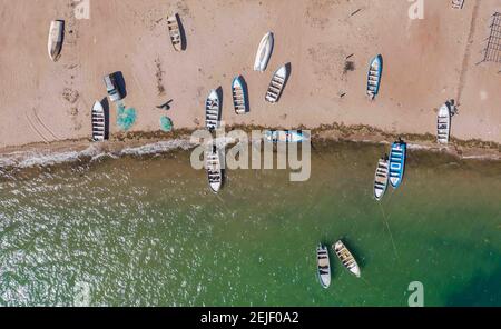 botes de pesca a la orilla de la playa.Fischerboote am Strand. Luftaufnahme der Gemeinde Punta Chueca, in der die Bevölkerung der Seri-Ethnie lebt. Punta Chueca, Socaaix in der Seri-Sprache, ist eine Ortschaft im mexikanischen Bundesstaat Sonora. Es liegt etwa 20 Kilometer nördlich von der Stadt Bahía de Kino als Hafen im Golf von Kalifornien, Punta Chueca ist der Punkt des Festlandes am nächsten zu Isla Tiburón, von dem es nur durch die Estrecho del Infiernillo getrennt. (Foto: Luis Gutierrez) Vista aérea de la comunidad de Punta Chueca donde vive la pobla Stockfoto