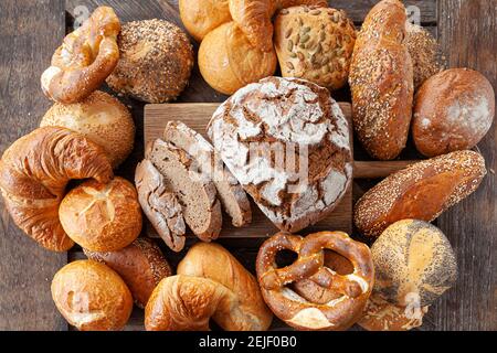 Leckere Auswahl an deutschen Broten und Brötchen Stockfoto