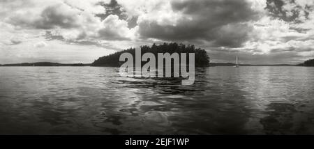 Insel im Pazifischen Ozean gegen bewölkten Himmel, San Juan Inseln, Washington State, USA Stockfoto