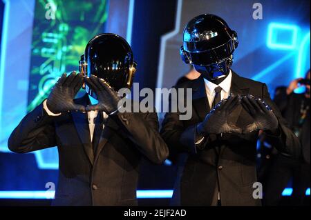 Datei Foto vom 11. Dezember 2010 von den Musikern Thomas Bangalter und Guy-Manuel De Homem-Christo von Daft Punk besuchen die Weltpremiere von Walt Disney Pictures 'Tron: Legacy' im El Capitan Theater in Los Angeles. - Daft Punk haben ihre Trennung bestätigt, nach einer Karriere von über 28 Jahren. Das Pariser Duo, das als einer der einflussreichsten elektronischen Acts aller Zeiten gilt, bestätigte die Nachricht in einem achtminütigen Video mit dem Titel 'Epilog' Photo von Lionel Hahn/ABACAPRESS.COM Stockfoto