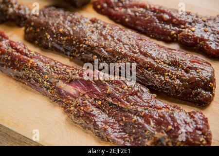 Rohe Sattelfilets von einem Wildbrachwild, die in eine Marinade aus Salz, braunem Zucker, braunem Malzessig, zerstoßenen Koriandersamen, Grou gelegt wurden Stockfoto