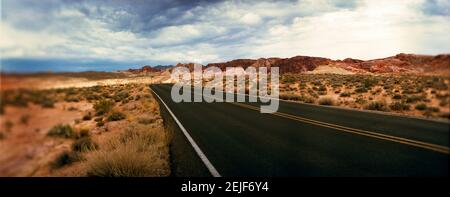 Leere Straße durch das Valley of Fire State Park, Moapa Valley, Nevada, USA Stockfoto