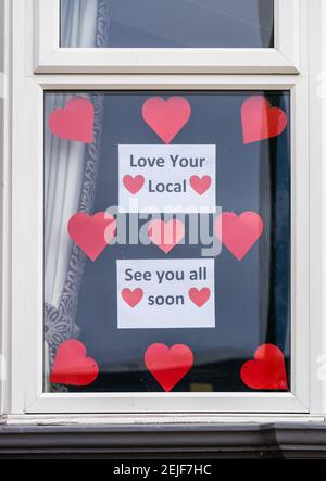 Southampton, Großbritannien. 22. Februar 2021. Ein Pub-Fenster mit Herzen und Schildern mit der Aufschrift "Love you all - See you all soon" in Erwartung einer möglichen Lockdown und Kunden in der Lage, in die Pubs zurückkehren, wenn sie wieder in England öffnen dekoriert. Stockfoto