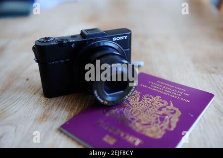 Das perfekte minimalistische Kamera-Outfit, ideal für Reisende, Touristen und Urlauber. Ein Mini-Stativ und eine Sony RX100 Kompaktkamera Bild Stockfoto