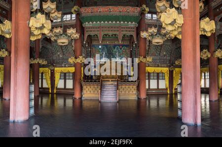 Königsthron in Injeongjeon Hall, Changdeokgung Palace, Seoul, Südkorea Stockfoto