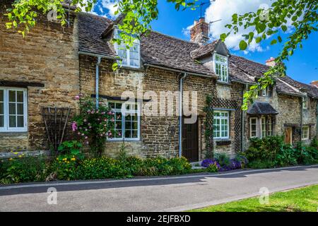 Hübschen Cotswold Steinhütten in Cotswold Dorf von Burford in Oxfordshire. Stockfoto