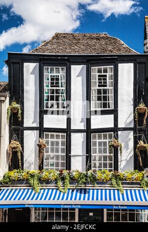 Fachwerkgebäude im Cotswold-Dorf Burford in Oxfordshire. Stockfoto