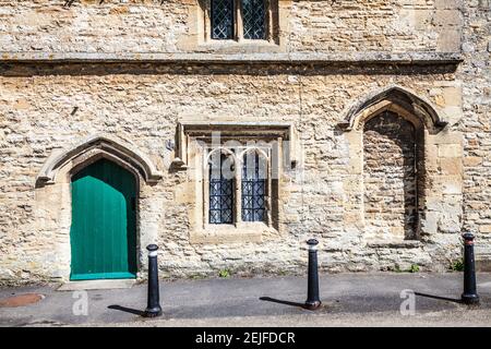 In der Cotswold-Stadt Burford in Oxfordshire wurden mittelalterliche Almshüsse aus Stein gebaut, die als Warwick oder Great Almshüsse bekannt sind. Stockfoto