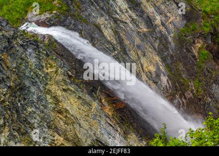 Erstaunlich höchster Wasserfall Vettisfossen in Utladalen Jotunheimen Norwegen. Die schönsten norwegischen Landschaften. Stockfoto