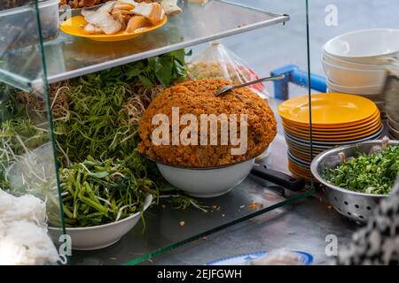 Typische vietnamesische Street Food stall und Zutaten für Nudelsuppe Stockfoto