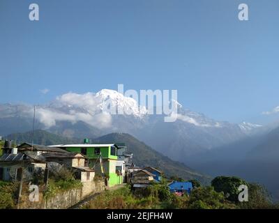 Blick auf Annapurna Süd vom Dorf Ghandruk, Nepal Stockfoto