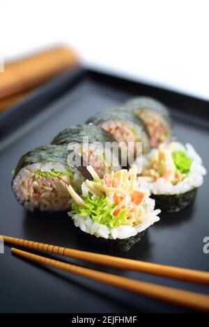 Gesundes Sushi-Set auf leckere Art und Weise serviert Stockfoto