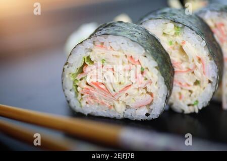 Bunte und leckere Sushi-Brötchen Stockfoto
