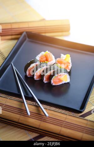 Köstlicher Lachs und Mango Sushi Stockfoto