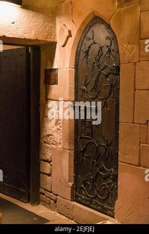 Holztür mit Eisenwerk im Inneren der Burg Haut-Koenigsbourg, Elsass, Frankreich Stockfoto