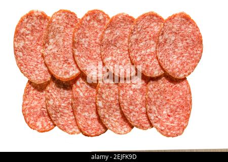 Scheiben Schinken Wurst auf weißem Hintergrund. Leckere Salami Scheiben isoliert auf weißem Hintergrund. Geräucherte Wurstscheiben, isoliert auf weißem Hintergrund. Stockfoto