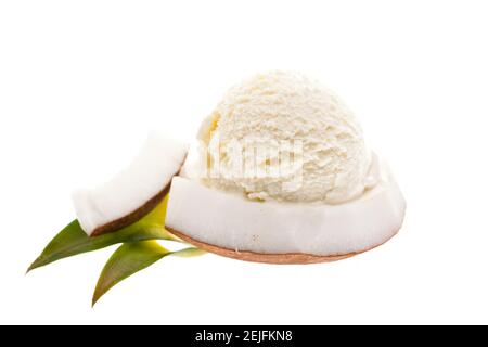Eine Kugel Kokoseis auf einem Stück Kokosnuss isoliert auf weißem Hintergrund Stockfoto