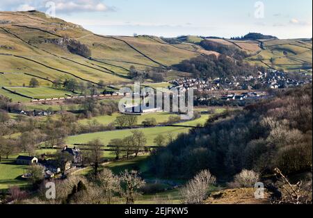 Blick über die Marktstadt Settle, North Yorkshire, mit einem Mineralienzug entlang der Settle-Carlisle Eisenbahnlinie. Stockfoto