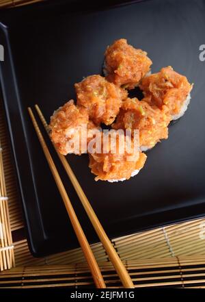 Fischtartare werden in Form von Sushi serviert Stockfoto