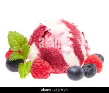 Eine gestiftete Eiskugel mit Beeren und Melisse Stockfoto