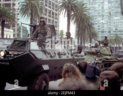 Gepanzerter persönlicher Träger bei der Parade zum Unabhängigkeitstag am 25. August in Montevideo, Uruguay. Stockfoto