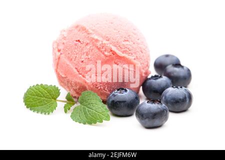 Roter Sorbet mit Heidelbeeren und Minze isoliert auf weißem Hintergrund Stockfoto