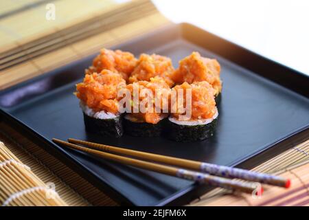 Fischtartare werden in Form von Sushi serviert Stockfoto