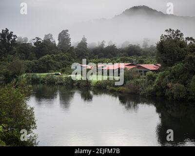 Ferienhaus im Park am Seeufer, Te Wahicounamu, Lake Moeraki, Westküste, Südinsel, Neuseeland Stockfoto