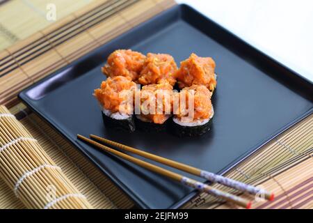 Fischtartare werden in Form von Sushi serviert Stockfoto
