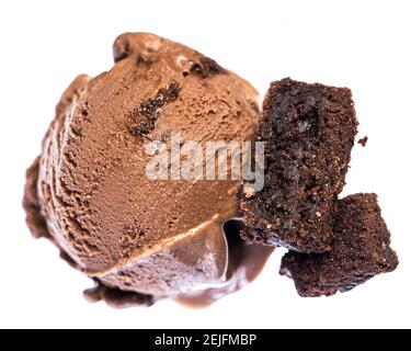 Eine Kugel Schokolade - Brownie-Eis mit Brownies Von oben isoliert auf weißem Hintergrund Stockfoto