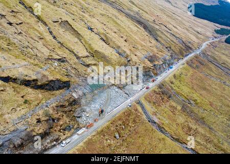 Glen Croe, Arrochar, Schottland, Großbritannien. Februar 2021, 22. Luftaufnahme von Erdrutschpräventivarbeiten zu A83 in Ruhe und sei dankbar Pass in Glen Croe. Die wichtige Route wurde von Erdrutschen geplagt, die oft die Hauptfahrbahn A83 gesperrt haben und den Verkehr dazu zwingen, die einspurige alte Militärstraße unten zu benutzen. Die letzten Erdrutsche haben diese Straße sogar blockiert. Derzeit wird der Verkehr in Konvois einbahnig begleitet. PIC; laufende technische Arbeiten um A83 Uhr. Iain Masterton/Alamy Live News Stockfoto