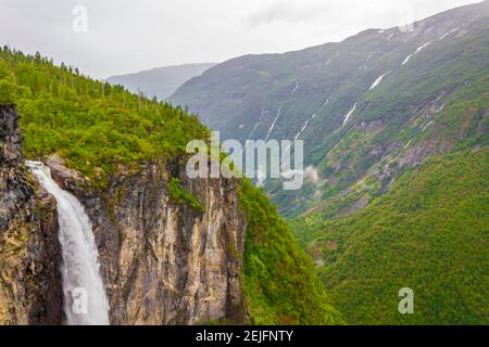 Erstaunlich höchster Wasserfall Vettisfossen in Utladalen Jotunheimen Norwegen. Die schönsten norwegischen Landschaften. Stockfoto