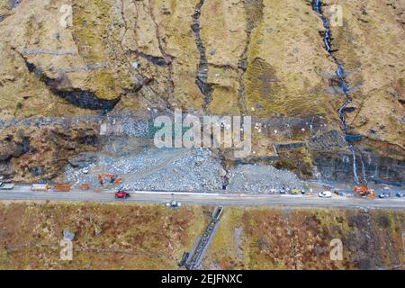 Glen Croe, Arrochar, Schottland, Großbritannien. Februar 2021, 22. Luftaufnahme von Erdrutschpräventivarbeiten zu A83 in Ruhe und sei dankbar Pass in Glen Croe. Die wichtige Route wurde von Erdrutschen geplagt, die oft die Hauptfahrbahn A83 gesperrt haben und den Verkehr dazu zwingen, die einspurige alte Militärstraße unten zu benutzen. Die letzten Erdrutsche haben diese Straße sogar blockiert. Derzeit wird der Verkehr in Konvois einbahnig begleitet. PIC; laufende technische Arbeiten um A83 Uhr. Iain Masterton/Alamy Live News Stockfoto