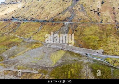 Glen Croe, Arrochar, Schottland, Großbritannien. Februar 2021, 22. Luftaufnahme von Erdrutschpräventivarbeiten zu A83 in Ruhe und sei dankbar Pass in Glen Croe. Die wichtige Route wurde von Erdrutschen geplagt, die oft die Hauptfahrbahn A83 gesperrt haben und den Verkehr dazu zwingen, die untere eingleisige Old Military Road unten zu benutzen. Die letzten Erdrutsche haben diese Straße sogar blockiert. Derzeit wird der Verkehr in Konvois einbahnig begleitet. Abb.; Allgemeine Ansicht mit der Größe des Schmutzflusses. Iain Masterton/Alamy Live News Stockfoto