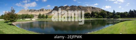 Panoramablick auf den Te Mata Peak von Craggy Range Winery, Hastings District, Hawke's Bay Region, North Island, Neuseeland Stockfoto