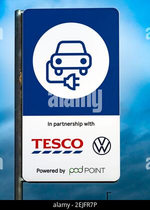 Schild für Pod Point Ladepunkt für ein Elektrofahrzeug Ein Co-Venture zwischen Tesco und Volkswagen in einem Einkaufswagen parken Sie in Redcar North Yorkshire Stockfoto