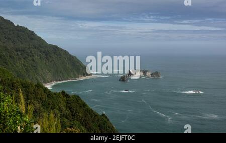 Blick vom Aussichtspunkt Knight's Point zum Arnott Point entlang des State Highway 6, Haast, Westland District, Westküste, Südinsel, Neuseeland Stockfoto