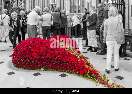 Illumination Festival of Flowers, eine atemberaubende Auswahl an Blumenarrangements in Winchester Cathedral, Hampshire UK im September Stockfoto