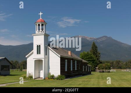 Blick auf St. Mary's Mission in Stevensville, Montana mit dem Saint Mary Peak in der Ferne. Stockfoto