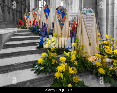 Illumination Festival of Flowers, eine atemberaubende Auswahl an Blumenarrangements in Winchester Cathedral, Hampshire UK im September Stockfoto