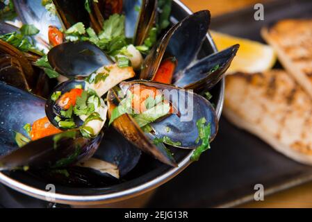 Nahaufnahme von leckeren frisch gekochten Muscheln in einer Pfanne. Stockfoto