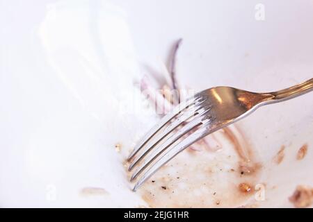 Salat nach dem Essen. Leere Platte. Dreckige Schüssel im Restaurant Stockfoto