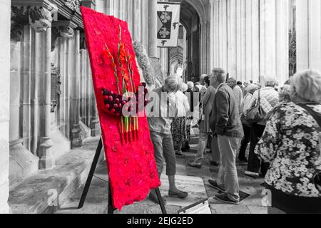 Illumination Festival of Flowers, eine atemberaubende Auswahl an Blumenarrangements in Winchester Cathedral, Hampshire UK im September Stockfoto