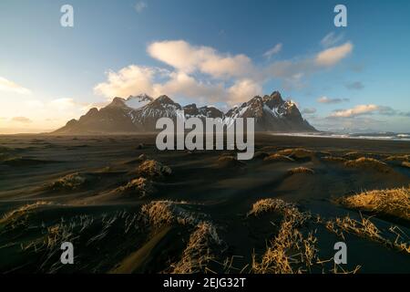 Sonnenuntergang am Berg Vestrahorn und Stokksnes Strand. Vestrahorn ist eine beliebte Touristenattraktion entlang der Ringstraße im Osten Islands. Stockfoto