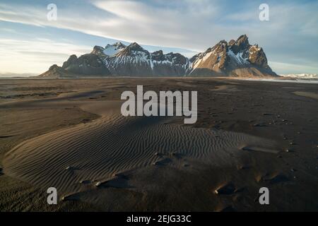 Sonnenuntergang am Berg Vestrahorn und Stokksnes Strand. Vestrahorn ist eine beliebte Touristenattraktion entlang der Ringstraße im Osten Islands. Stockfoto