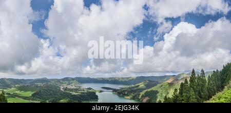 Blick auf Wolken über dem See, Lagoa do Fogo, Sao Miguel Island, Azoren, Portugal Stockfoto