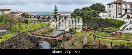 Erhöhte Ansicht der historischen Brücke, Ribeira Grande, Sao Miguel Insel, Azoren, Portugal Stockfoto