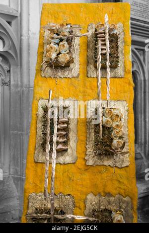 Illumination Festival of Flowers, eine atemberaubende Auswahl an Blumenarrangements in Winchester Cathedral, Hampshire UK im September Stockfoto