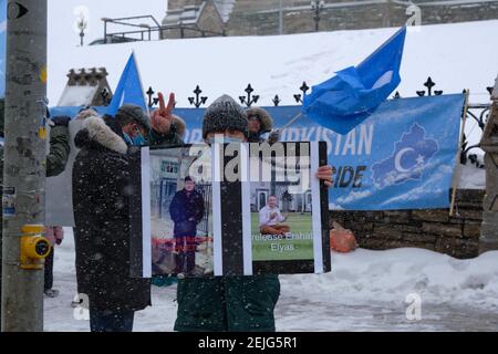 Ottawa, Kanada. Februar 22nd, 2021. Während das kanadische Parlament einen Antrag zur formellen Erklärung von Verbrechen gegen uigurische Muslime in China zum Völkermord diskutiert, eine Kundgebung, die von der Ostturkestanischen Vereinigung Kanadas vor dem Parlament in Ottawa organisiert wird, um den Antrag zu unterstützen. Die Gruppe von Menschen kam zu Protesten gegen den anhaltenden Völkermord an Uiguren Muslimen durch das gegenwärtige chinesische Regime. Ruft die kanadische Regierung auf, konkrete Maßnahmen zu ergreifen, um die Handlungen zu verurteilen und sie zum Völkermord zu erklären. Kredit: Meanderingemu/Alamy Live Nachrichten Stockfoto