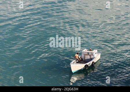 Fischerboot im Hafen von St. John's Port in Karibik-Westindien Stockfoto